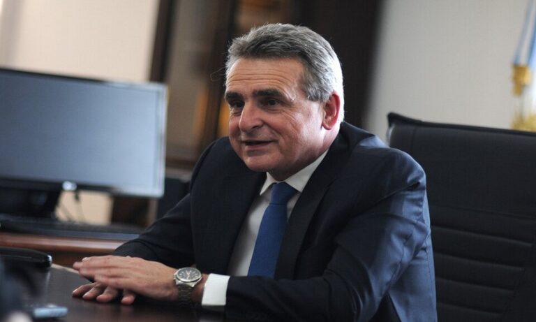 Agustín Rossi lanzó su precandidatura presidencial por el Frente de Todos. Agustín Rossi lanzó su precandidatura presidencial por el Frente de Todos.