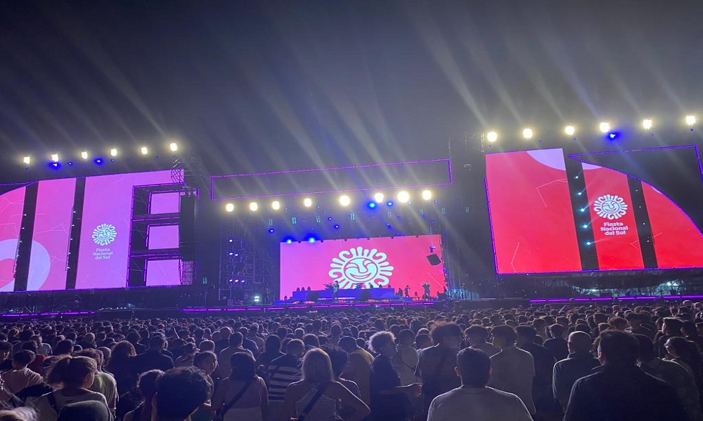 FNS: Más de 120 mil personas disfrutaron de la segunda noche. FNS: Más de 120 mil personas disfrutaron de la segunda noche.