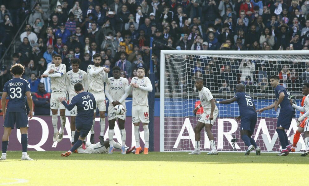 Con un gol de tiro libre, Lionel Messi marcó la victoria del PSG en el último minuto. Con un gol de tiro libre, Lionel Messi marcó la victoria del PSG en el último minuto.