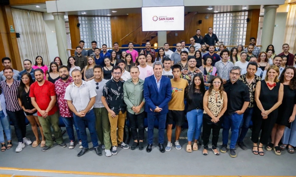 Artistas sanjuaninos que participaron de Cosquin, Jesús María y de Malambo fueron recibidos por el gobernador. Artistas sanjuaninos que participaron de Cosquin, Jesús María y de Malambo fueron recibidos por el gobernador.