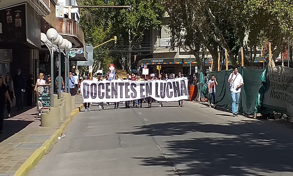 Pese al acuerdo salarial, los docentes autoconvocados marcharon por el centro de San Juan. Pese al acuerdo salarial, los docentes autoconvocados marcharon por el centro de San Juan.