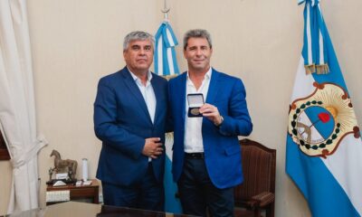 El gobernador Uñac recibió la Medalla Bicentenaria por parte del alcalde de Vicuña, Chile.