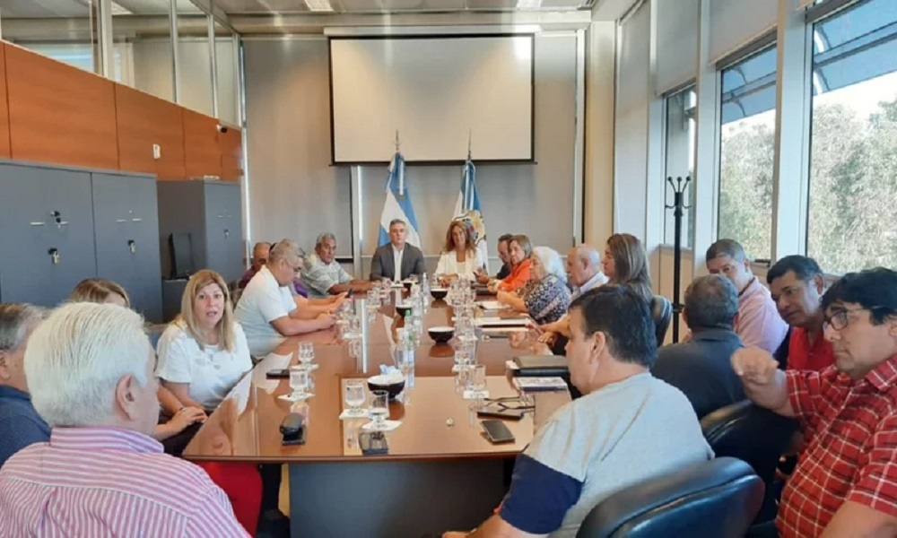 Paritarias 2023: el Gobierno y los gremios acordaron un aumento salarial anual del 71,1% con revisión mensual. Paritarias 2023: el Gobierno y los gremios acordaron un aumento salarial anual del 71,1% con revisión mensual.
