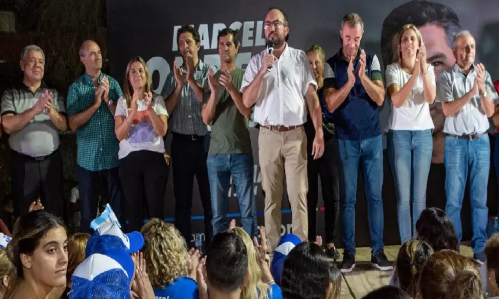 Fabián Martín, junto a los candidatos a la intendencia, en Rivadavia hicieron la primera reunión política del año. Fabián Martín, junto a los candidatos a la intendencia, en Rivadavia hicieron la primera reunión política del año.