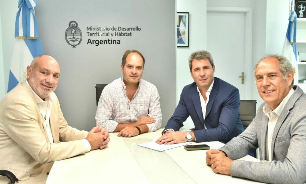 Uñac concretó con Nación la construcción de un barrio de casi 400 viviendas en Santa Lucía. Uñac concretó con Nación la construcción de un barrio de casi 400 viviendas en Santa Lucía.