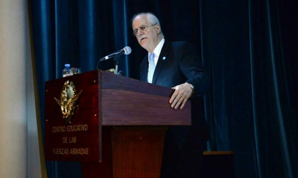 Jorge Taiana: “El Ejército no va a realizar tareas de seguridad sino de apoyo a la comunidad”. Jorge Taiana: “El Ejército no va a realizar tareas de seguridad sino de apoyo a la comunidad”.