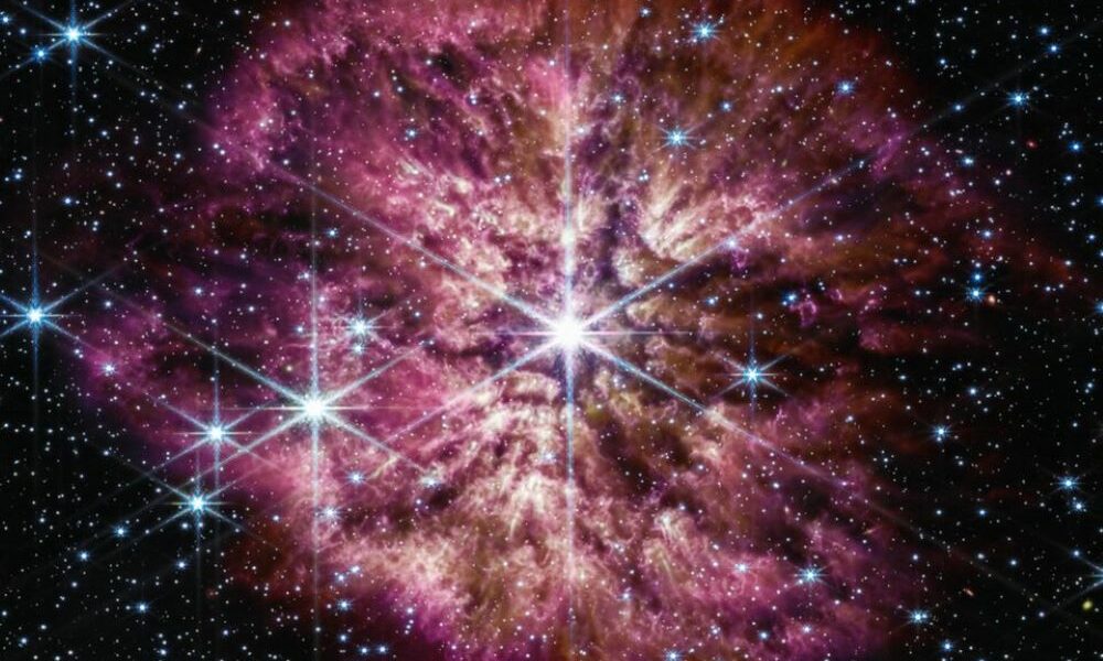 El telescopio Webb de la NASA captó una estrella antes de estallar y convertirse en supernova. El telescopio Webb de la NASA captó una estrella antes de estallar y convertirse en supernova.