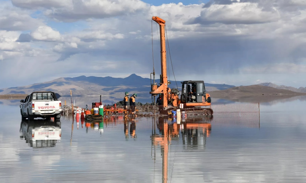 Bolivia se abre a firmar acuerdos con Argentina y Chile para influir en precio del litio. Bolivia se abre a firmar acuerdos con Argentina y Chile para influir en precio del litio.