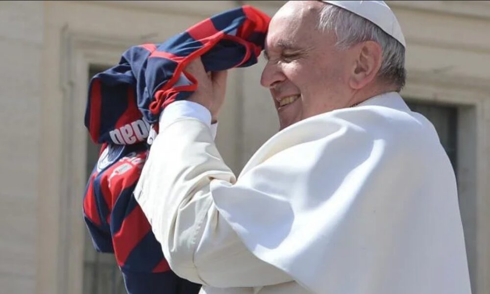 San Lorenzo saludó al Papa Francisco en el aniversario de su Pontificado. San Lorenzo saludó al Papa Francisco en el aniversario de su Pontificado.
