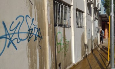 Vandalizaron con aceite quemado paredes del Colegio Parroquial de Santa Lucía.