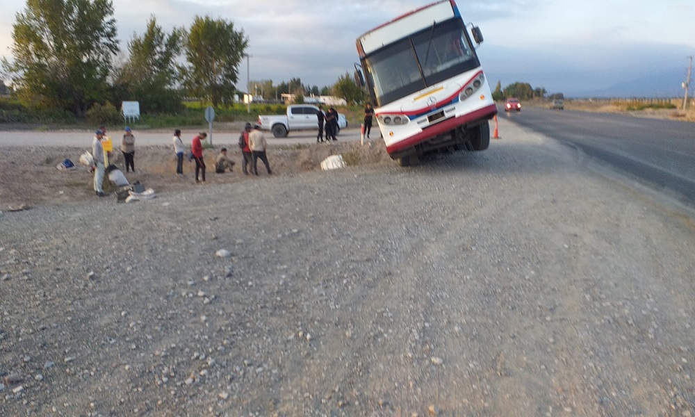 Un colectivo con trabajadores, cayó a una zanja en Ruta 40 y calle 10. Un colectivo con trabajadores, cayó a una zanja en Ruta 40 y calle 10.