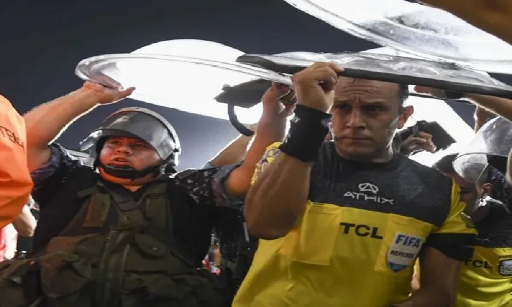 River le ganó a Lanús un partido con polémica, final caliente y botellazos. River le ganó a Lanús un partido con polémica, final caliente y botellazos.