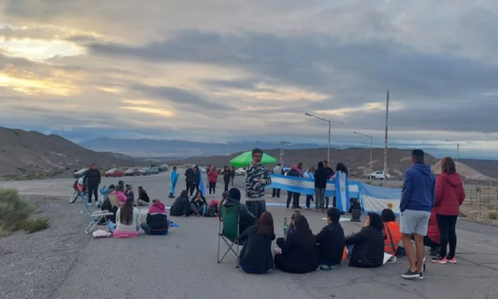 Los proveedores salieron al cruce de los autoconvocados por los piquetes en Veladero. Los proveedores salieron al cruce de los autoconvocados por los piquetes en Veladero.