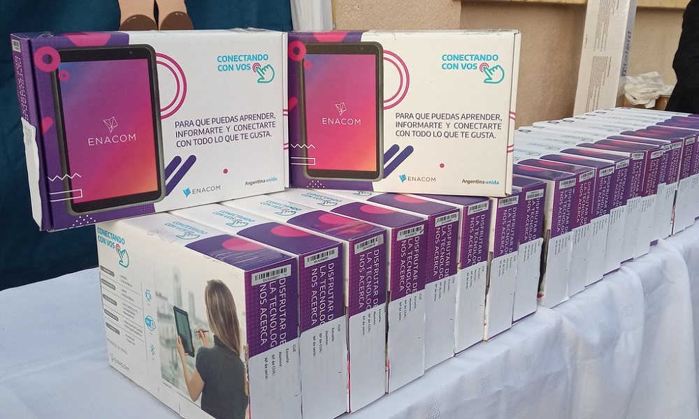 Escuela Blas Parera: estudiantes recibieron tablets para jugar y aprender. Escuela Blas Parera: estudiantes recibieron tablets para jugar y aprender.