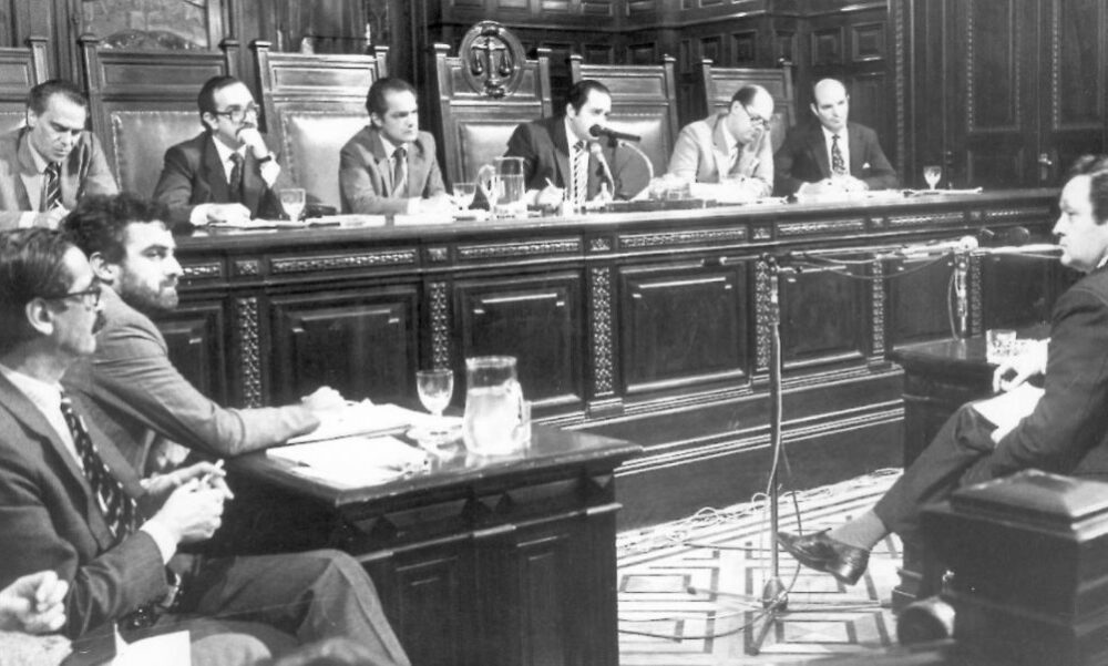 A 38 años del inicio del juicio a las Juntas Militares, destacan su trascendencia mundial. A 38 años del inicio del juicio a las Juntas Militares, destacan su trascendencia mundial.