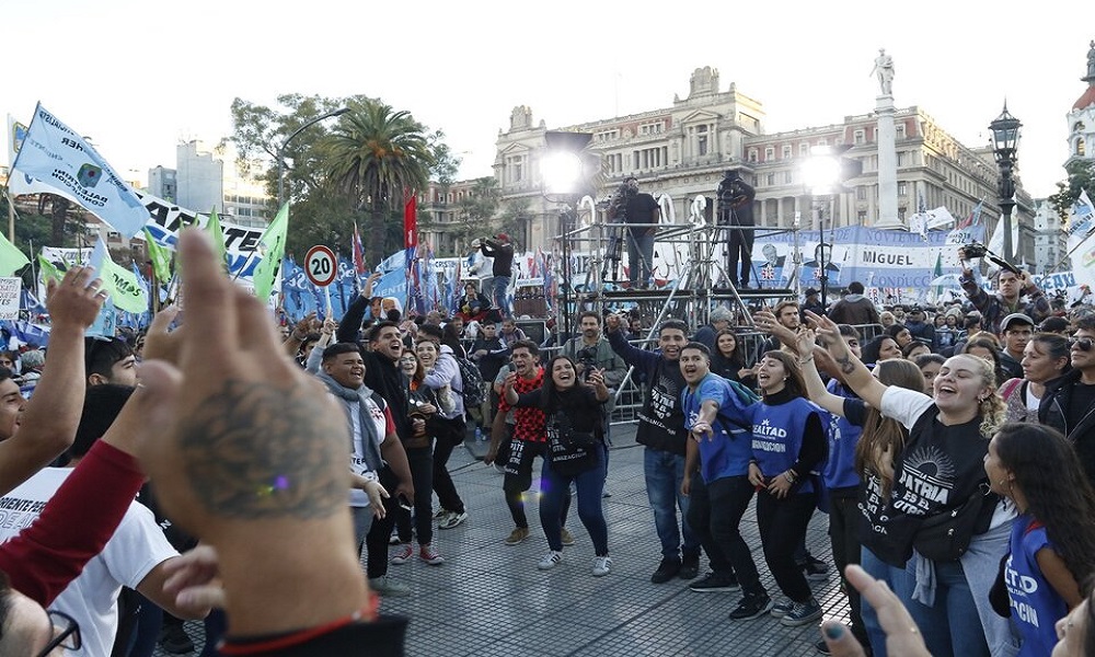 Frente a los tribunales,manifestantes reclamaron la renuncia de todos los miembros de la Corte Suprema.
