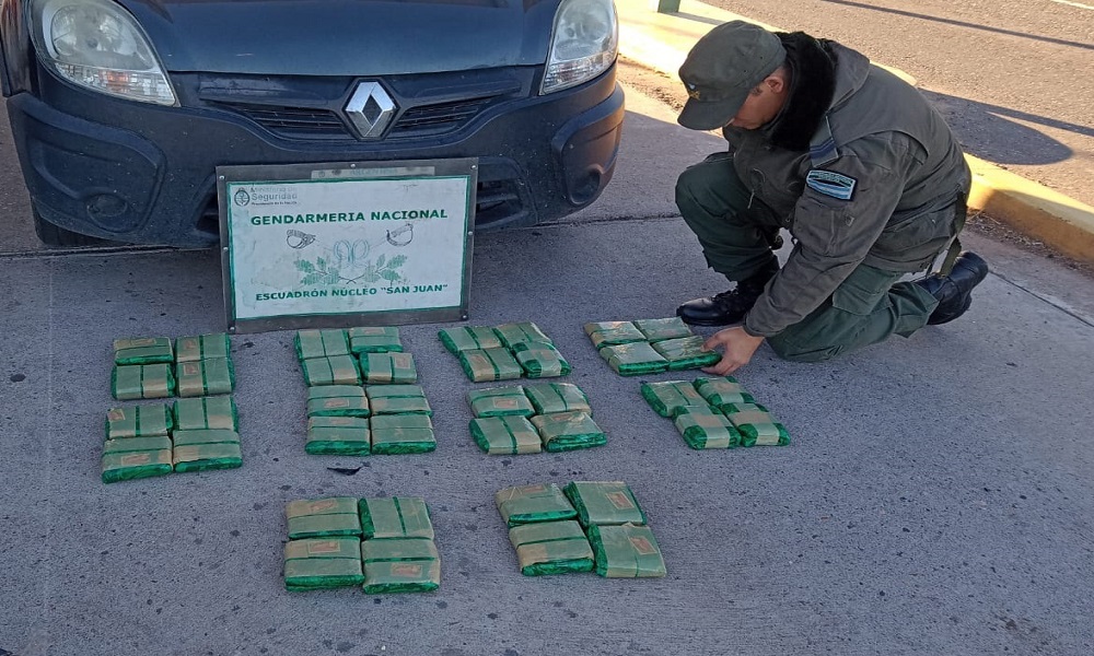 Hallaron hojas de coca y neumáticos ocultos entre bolsas de azúcar proveniente de Tucumán. Hallaron hojas de coca y neumáticos ocultos entre bolsas de azúcar proveniente de Tucumán.