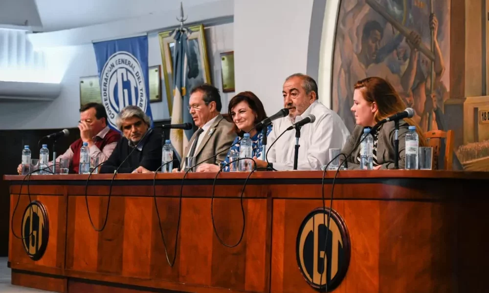 La CGT brindó su apoyo al Gobierno: “No vamos a permitir que los especuladores bombardeen todos los días”. La CGT brindó su apoyo al Gobierno: “No vamos a permitir que los especuladores bombardeen todos los días”.
