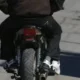 Inseguridad en Capital: dos motochorros asaltaron a una ciclista en el lateral de Circunvalación.