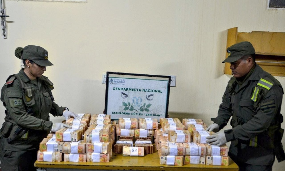 Un empresario viajaba a Mendoza con .129.010 sin el aval legal. Un empresario viajaba a Mendoza con .129.010 sin el aval legal.