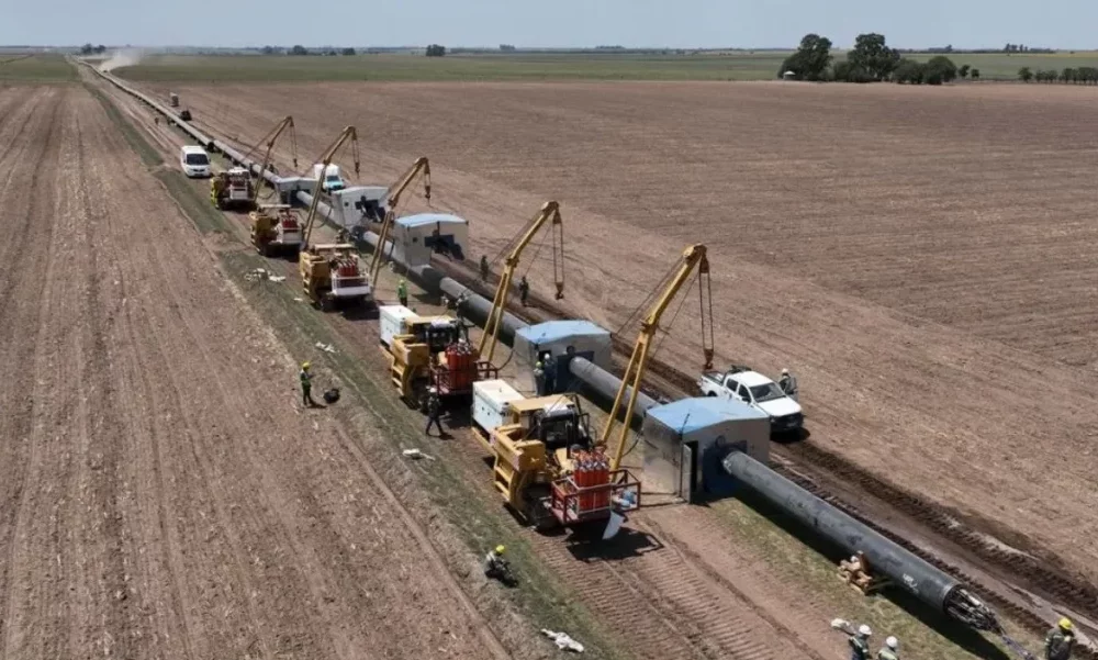 Avanza el gasoducto Néstor Kirchner: Soldaron el último caño del primer tramo de la obra. Avanza el gasoducto Néstor Kirchner: Soldaron el último caño del primer tramo de la obra.