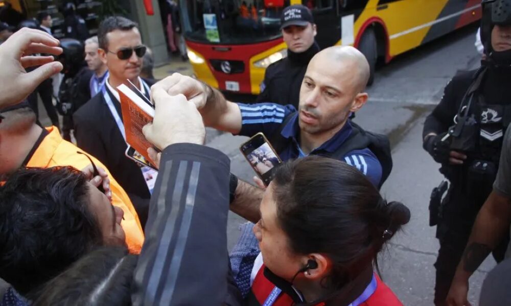 La Selección Argentina Sub-20 llegó a San Juan y tuvieron una calurosa bienvenida por parte de los hinchas. La Selección Argentina Sub-20 llegó a San Juan y tuvieron una calurosa bienvenida por parte de los hinchas.