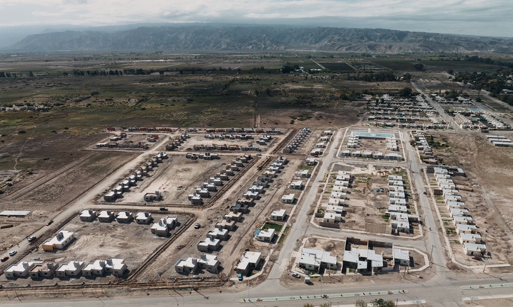 Andino: “Somos pioneros en generar trabajo local con la construcción de casas, un modelo que hay que replicar en la provincia”. Andino: “Somos pioneros en generar trabajo local con la construcción de casas, un modelo que hay que replicar en la provincia”.