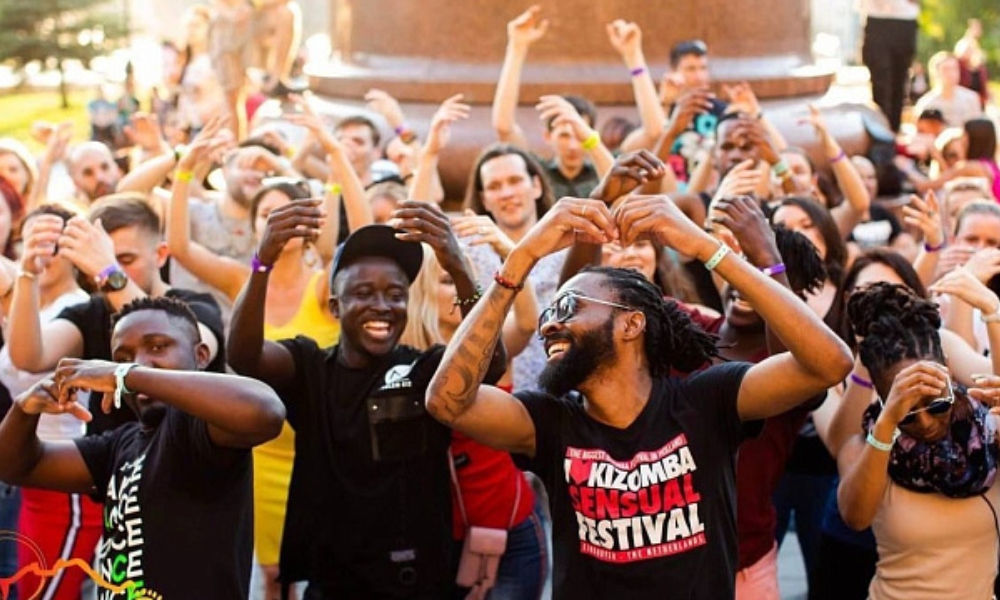 Mil bailarines, músicos y diseñadores participarán en la Semana de Arte KizzAfro de la Cultura Africana en Moscú. Mil bailarines, músicos y diseñadores participarán en la Semana de Arte KizzAfro de la Cultura Africana en Moscú.
