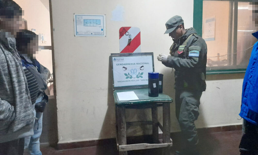 Una pasajera quedó detenida cuando transportaba en su valija recipientes plásticos con marihuana. Una pasajera quedó detenida cuando transportaba en su valija recipientes plásticos con marihuana.