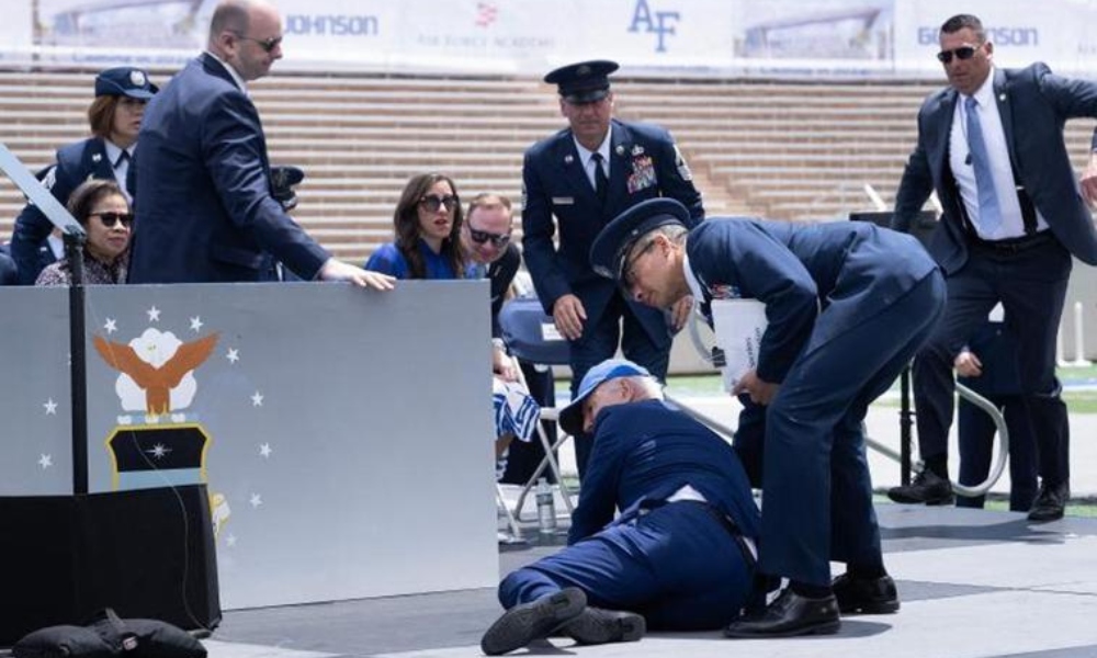 Biden sufre una aparatosa caída durante una graduación militar. Biden sufre una aparatosa caída durante una graduación militar.