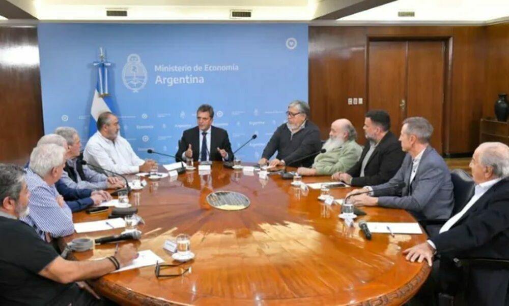La CGT apoyó la candidatura de Sergio Massa: “La unidad es el camino”. La CGT apoyó la candidatura de Sergio Massa: “La unidad es el camino”.