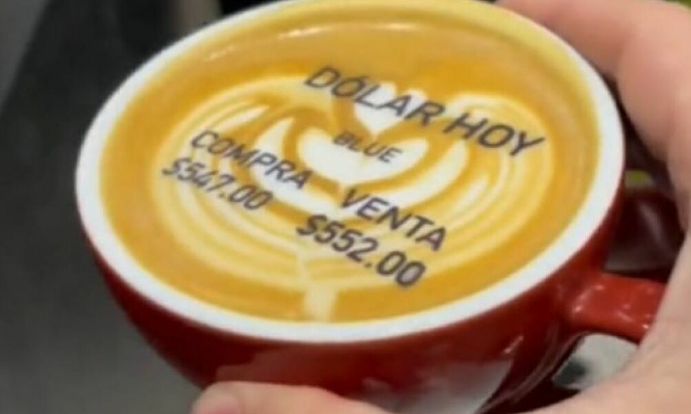 Furor en TikTok: Una cafetería te imprime la cotización del dólar blue en el café. Furor en TikTok: Una cafetería te imprime la cotización del dólar blue en el café.