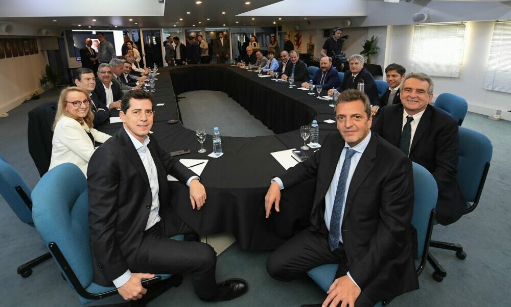 Sergio Massa se reunió con gobernadores del oficialismo para acordar la metodología de campaña. Sergio Massa se reunió con gobernadores del oficialismo para acordar la metodología de campaña.