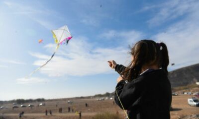 Volver a la infancia y en familia con el concurso de barriletes en San Martín.
