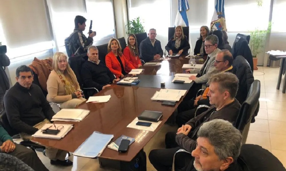 El gobierno y los gremios docentes ya se encuentran reunidos. El gobierno y los gremios docentes ya se encuentran reunidos.