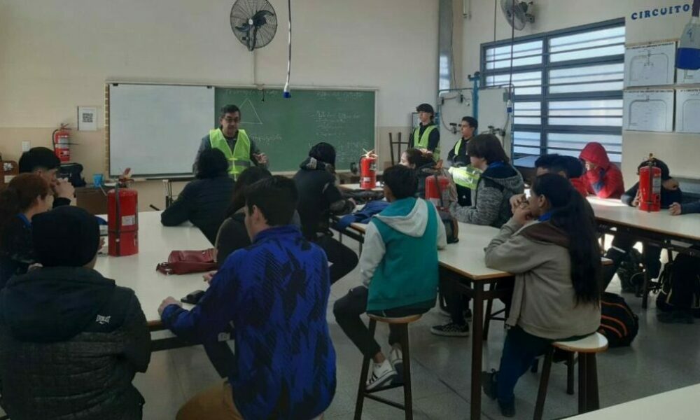 EPET N° 3 capacitó a estudiantes en el manejo y uso de matafuegos. EPET N° 3 capacitó a estudiantes en el manejo y uso de matafuegos.