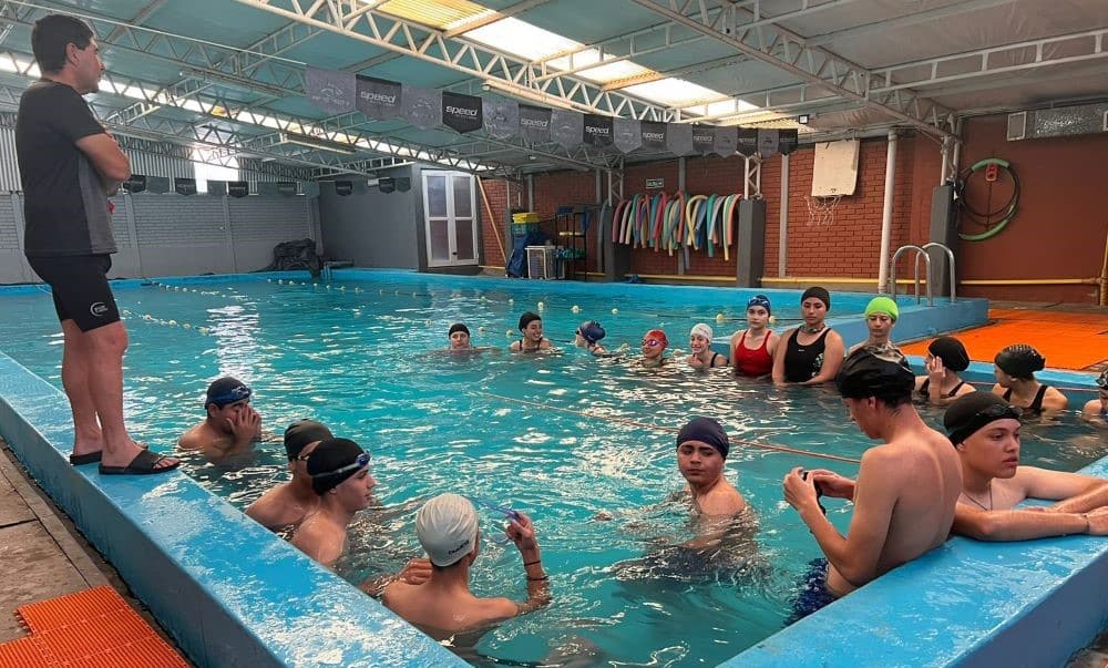 Más de 270 alumnos secundarios de gestión estatal aprenden natación. Más de 270 alumnos secundarios de gestión estatal aprenden natación.