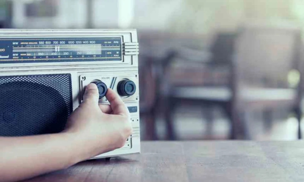 Acercando culturas en la radio con el programa MIR (Paz en ruso). Acercando culturas en la radio con el programa MIR (Paz en ruso).