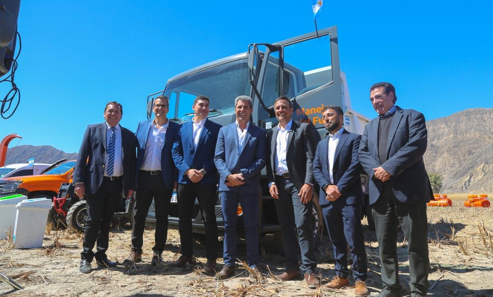 El gobernador Uñac y el ministro Cabandié entregaron movilidades y equipamiento a la Brigada de Incendios Forestales de San Juan. El gobernador Uñac y el ministro Cabandié entregaron movilidades y equipamiento a la Brigada de Incendios Forestales de San Juan.