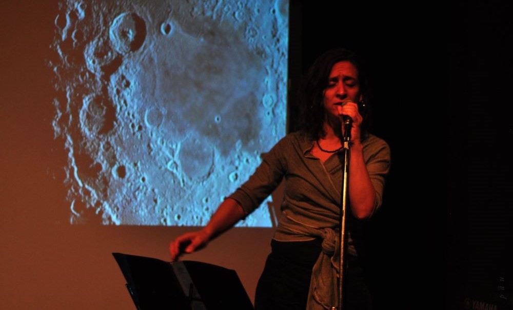 La física y la astronomía se encuentran con la música en “universo entre canciones”. La física y la astronomía se encuentran con la música en “universo entre canciones”.