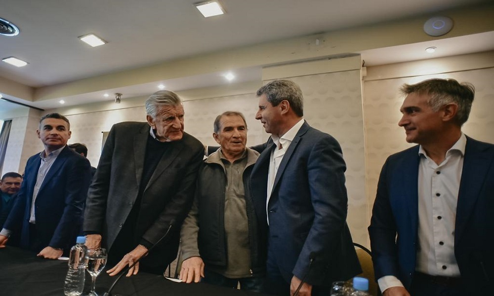 El PJ firma su unidad en Santa Lucía: mesa “Massa presidente”. El PJ firma su unidad en Santa Lucía: mesa “Massa presidente”.