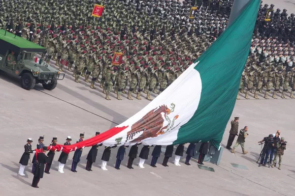 México celebró el 213 aniversario de su Independencia con el tradicional desfile militar en el Centro de la capital.  - Sputnik Mundo