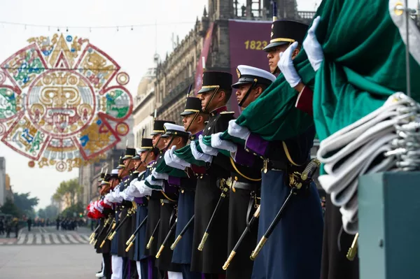 México celebró el 213 aniversario de su Independencia con el tradicional desfile militar en el Centro de la capital.  - Sputnik Mundo