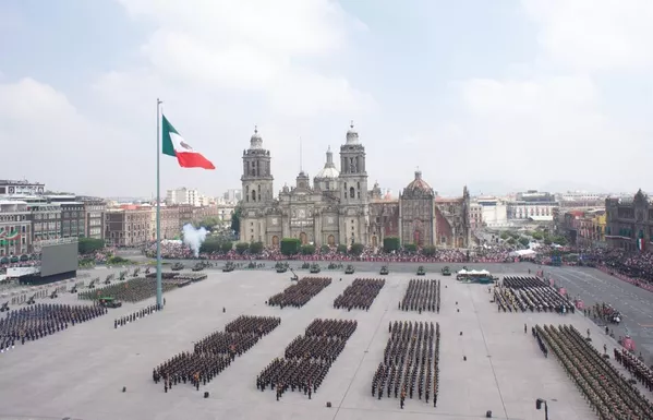 México celebró el 213 aniversario de su Independencia con el tradicional desfile militar en el Centro de la capital.  - Sputnik Mundo