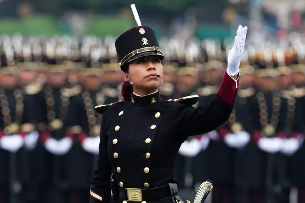 México celebró el 213 aniversario de su Independencia con el tradicional desfile militar en el Centro de la capital.  - Sputnik Mundo