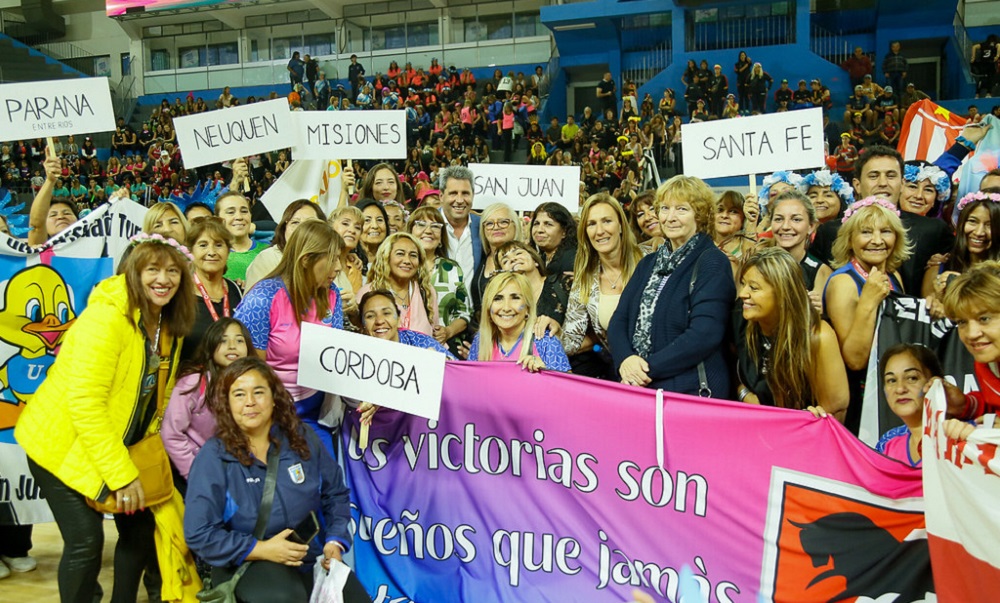 Con mucho color y alegría, comenzó el Trigésimo Tercer Campeonato de Mamis Hockey en San Juan. Con mucho color y alegría, comenzó el Trigésimo Tercer Campeonato de Mamis Hockey en San Juan.