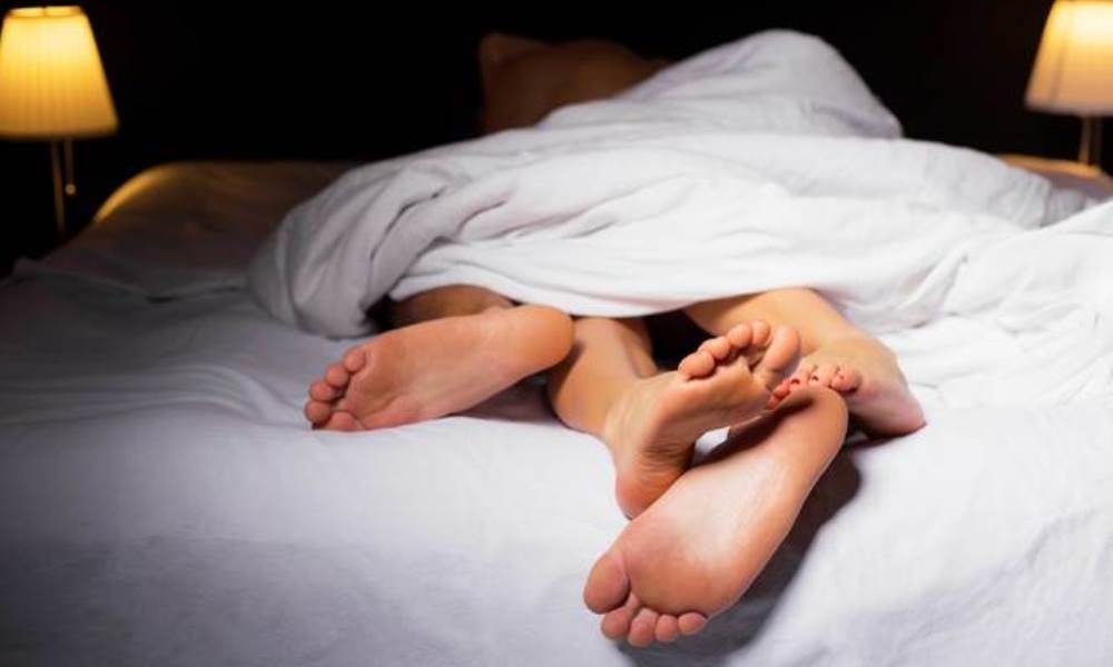 Dormir con tu enamorado/a trae muchos beneficios. Dormir con tu enamorado/a trae muchos beneficios.