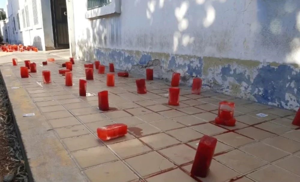 “Bloques de sangre”: El misterioso mensaje que dejaron en la vereda de Hidráulica. “Bloques de sangre”: El misterioso mensaje que dejaron en la vereda de Hidráulica.