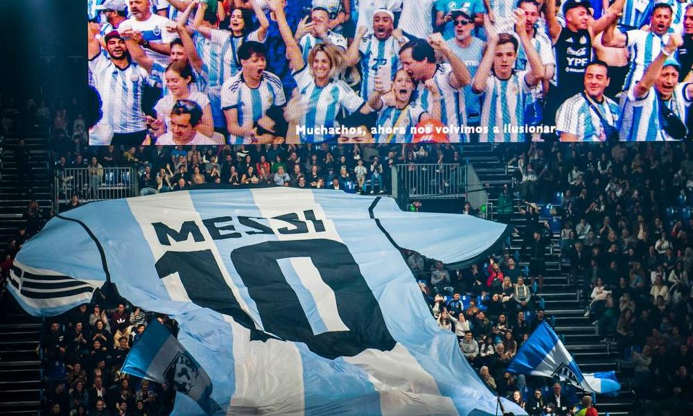 El Cirque du Soleil homenajea a Messi en un incrible espectáculo. El Cirque du Soleil homenajea a Messi en un incrible espectáculo.