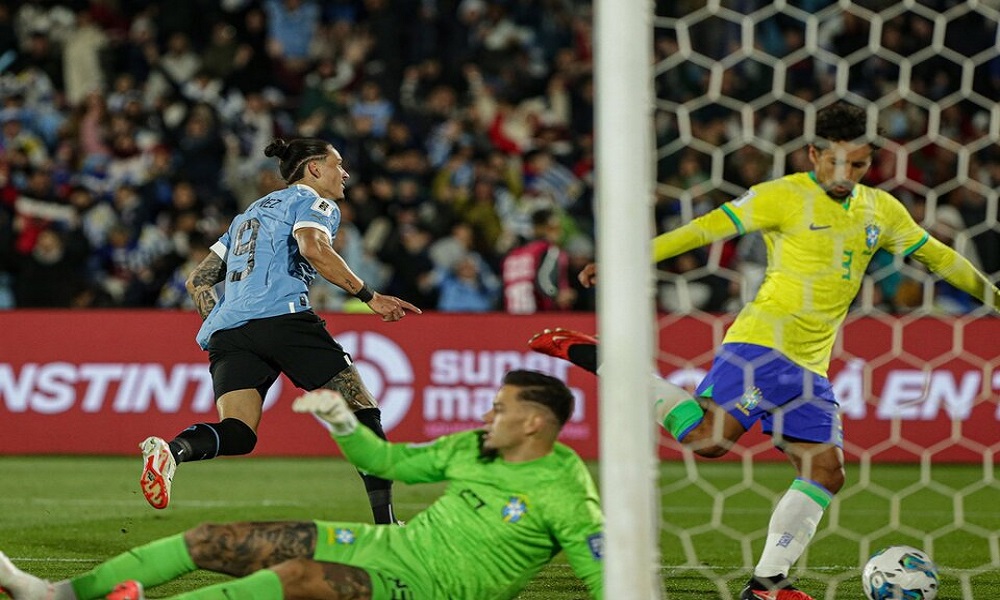 Eliminatorias Sudamericanas: Uruguay le ganó 2 a 0 el clásico a Brasil. Eliminatorias Sudamericanas: Uruguay le ganó 2 a 0 el clásico a Brasil.